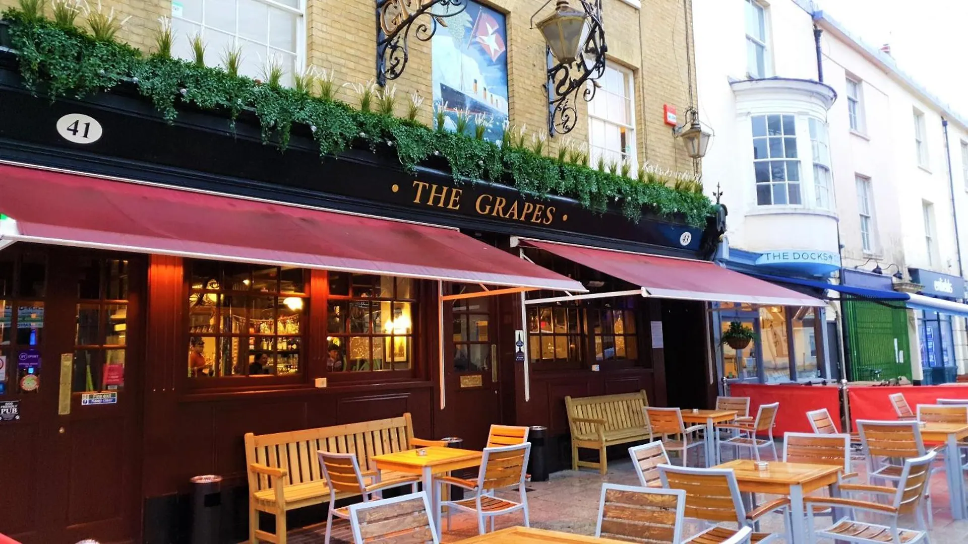 The Grapes Pub contacts